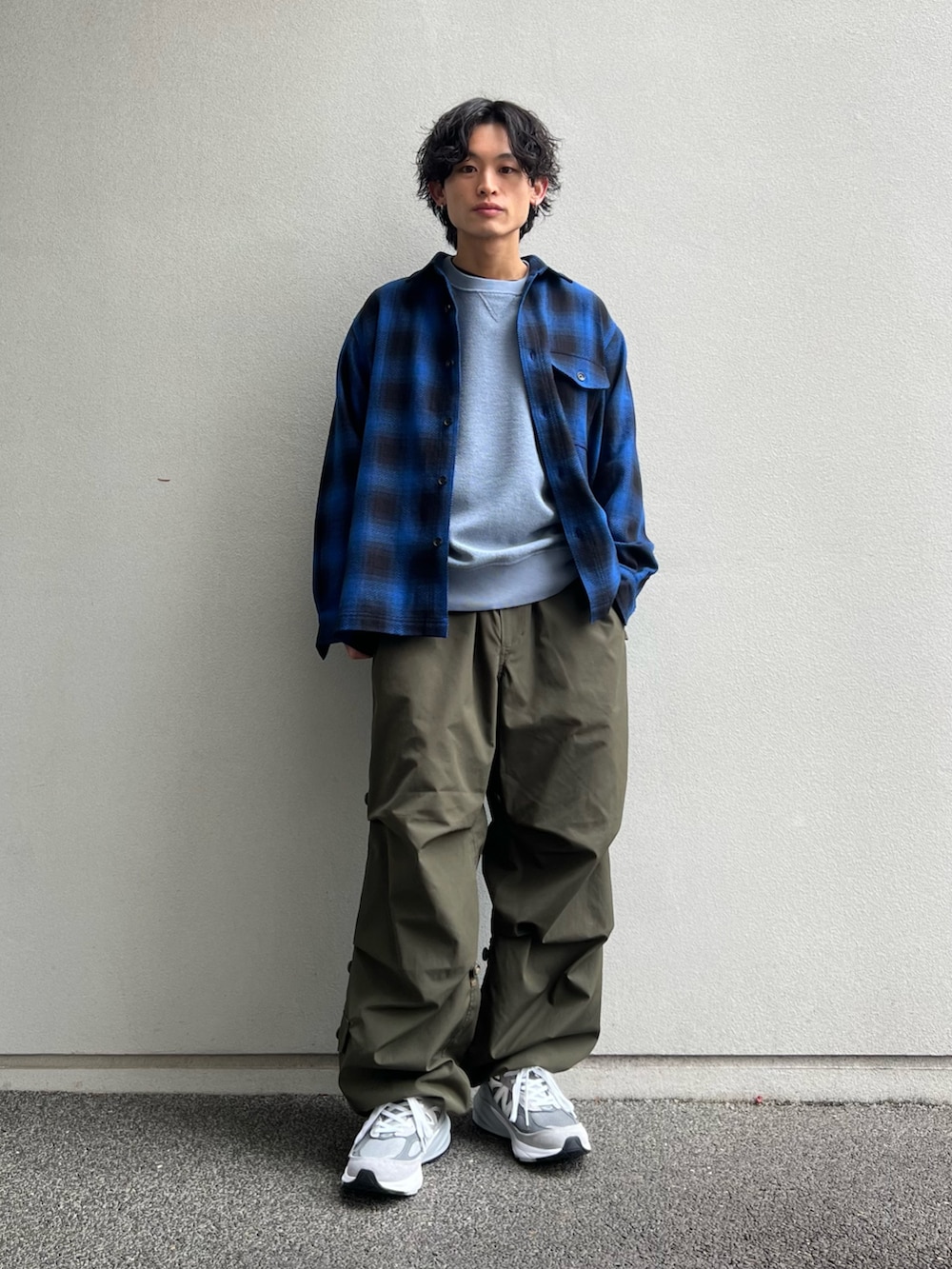 ブルー系のスウェット、ブルー系のシャツ/ブラウス、グレー系のスニーカーを着用したメンズの冬コーディネートの2枚目の写真