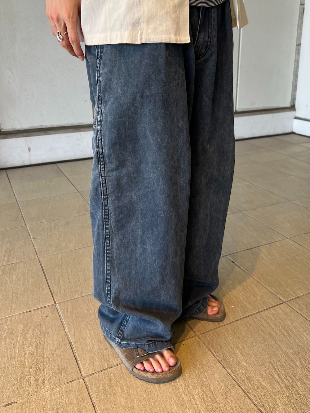 ブルー系のチノパンツ、ホワイト系のシャツ/ブラウス、ブラック系のTシャツ/カットソーを着用したメンズの夏コーディネートの4枚目の写真