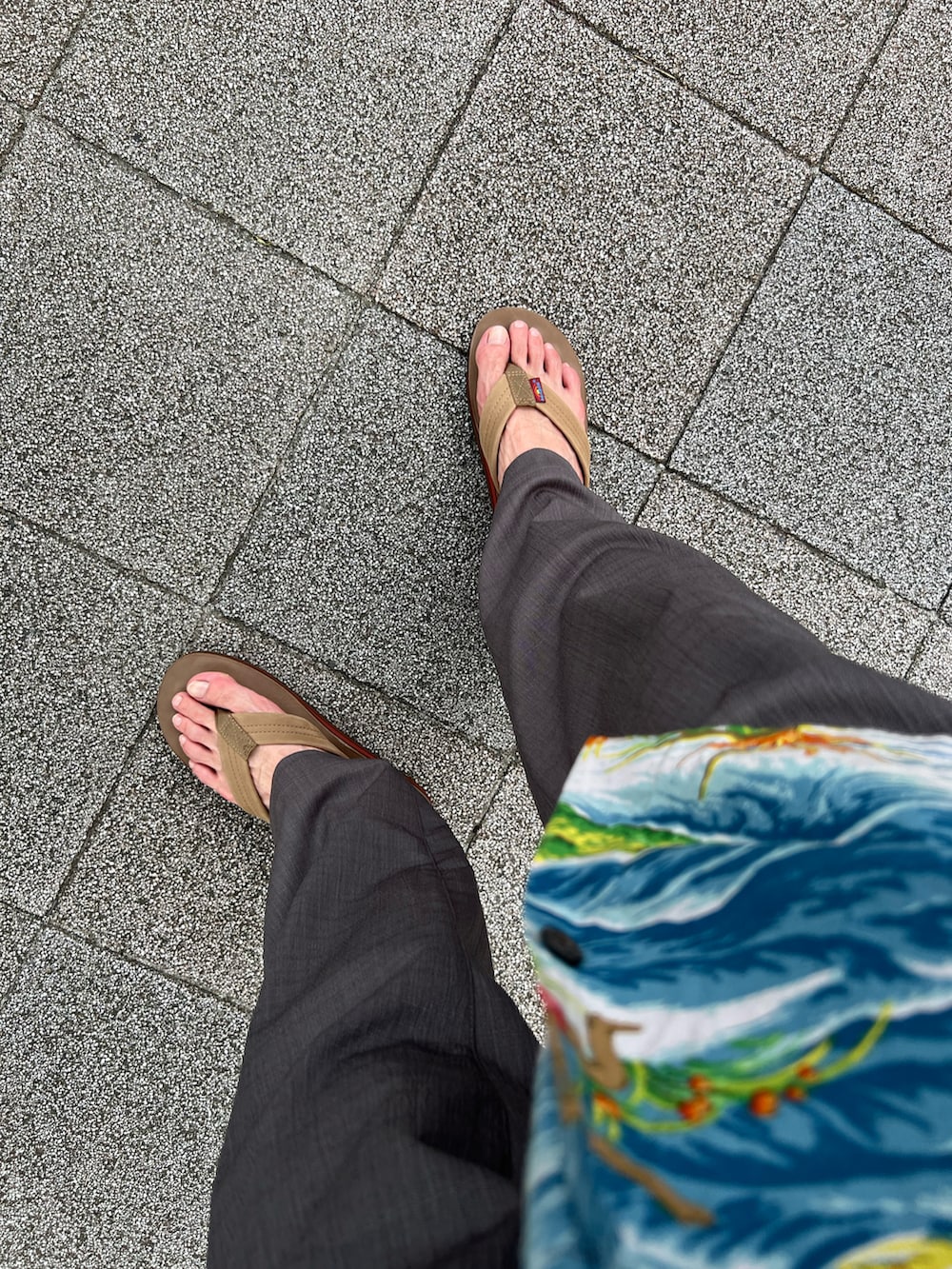 グレー系のシャツ/ブラウス、ホワイト系のTシャツ/カットソー、グレー系のその他パンツを着用したメンズの夏コーディネートの5枚目の写真