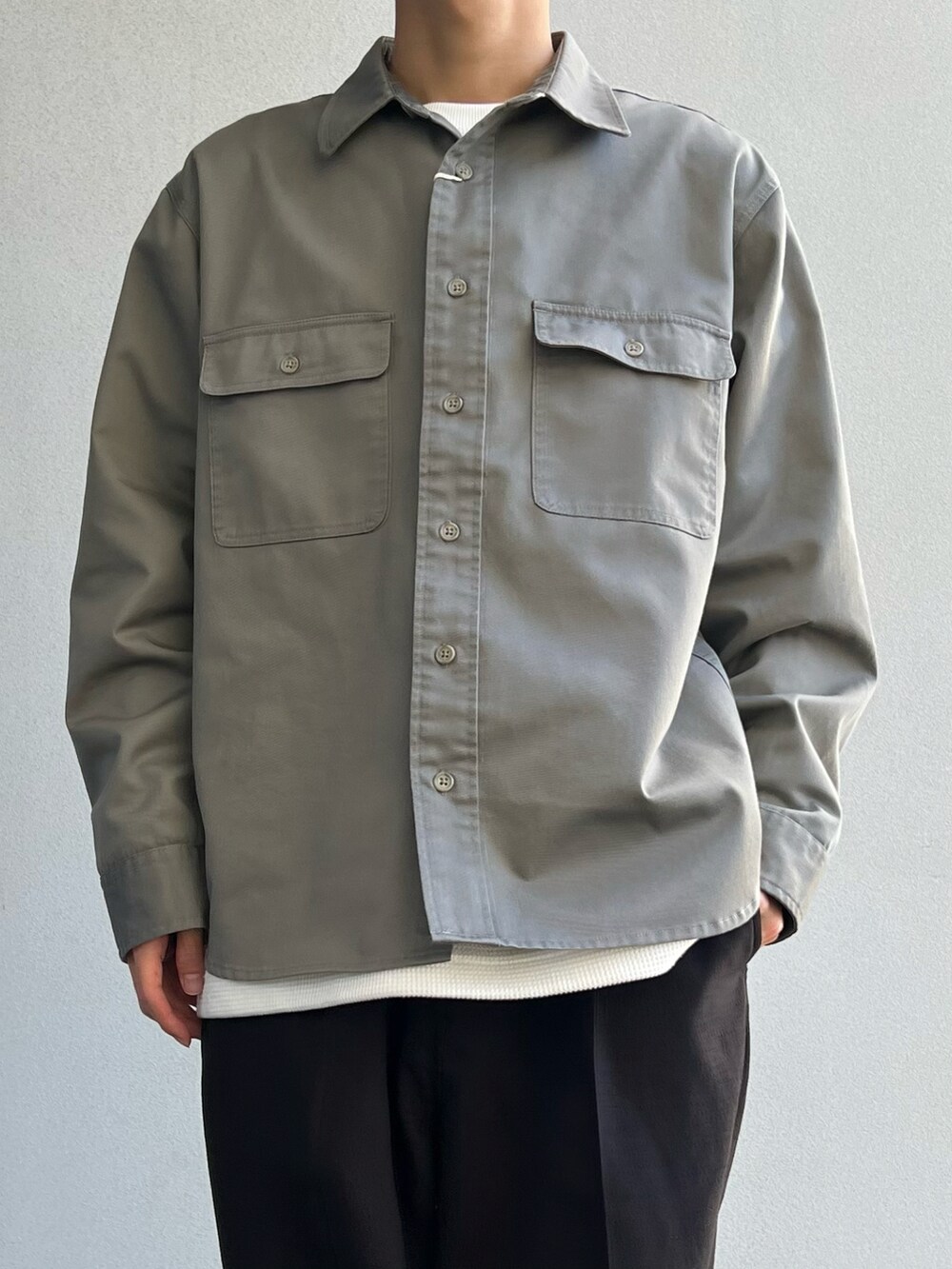 グリーン系のシャツ/ブラウス、ホワイト系のTシャツ/カットソー、ブラック系のスラックスを着用したメンズの春コーディネートの2枚目の写真