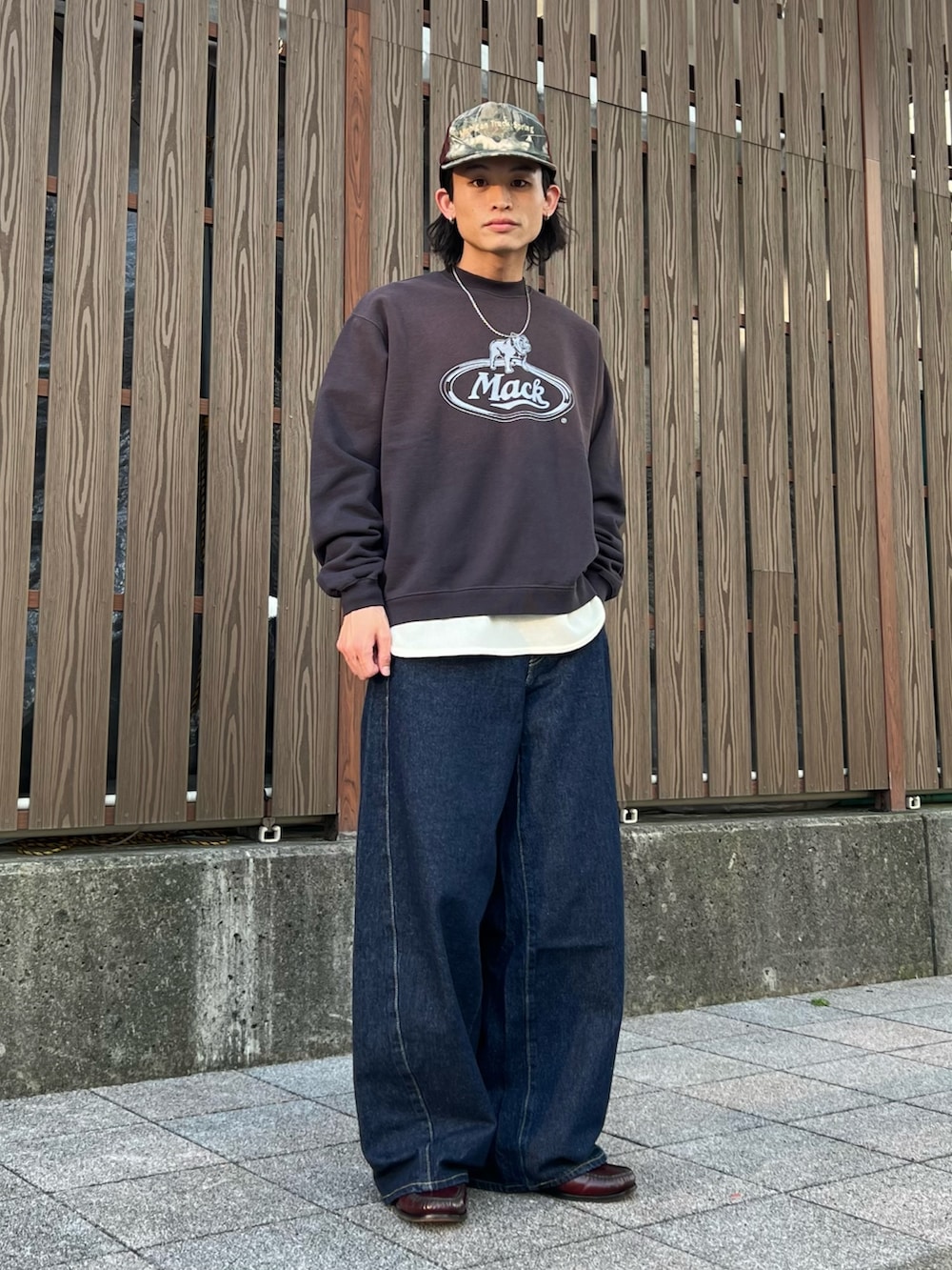 ブラック系のライダースジャケット、ブラック系のスウェット、ベージュ系のTシャツ/カットソーを着用したメンズの秋コーディネートの2枚目の写真