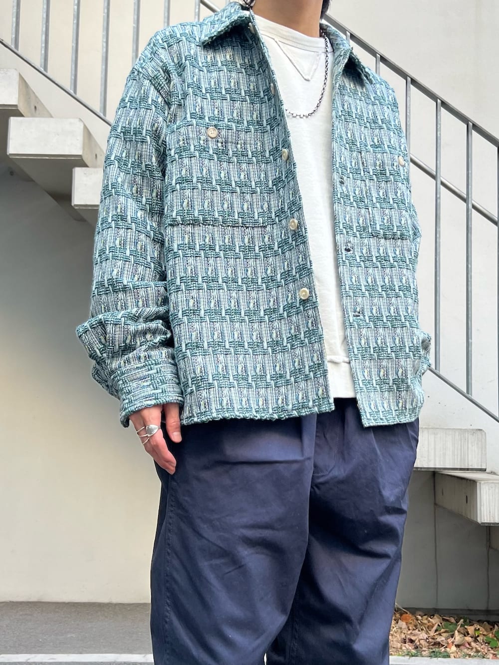 グリーン系のシャツ/ブラウス、グレー系のスウェット、ブルー系のチノパンツを着用したメンズの冬コーディネートの3枚目の写真