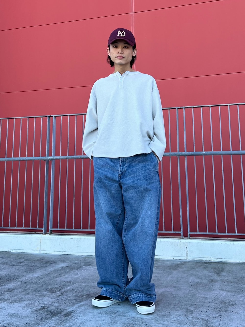 ブルー系のデニムジャケット、ベージュ系のTシャツ/カットソー、ブルー系のデニムパンツを着用したメンズの春コーディネートの2枚目の写真