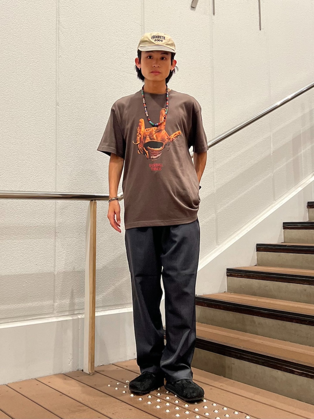 ブラック系のスラックス、グレー系のシャツ/ブラウス、グレー系のTシャツ/カットソーを着用したメンズの夏コーディネートの2枚目の写真