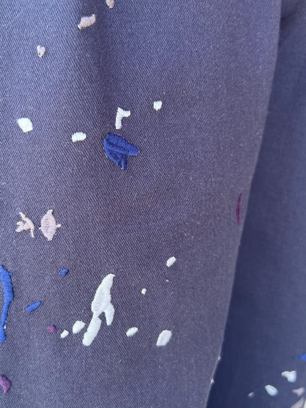 ブルー系のチノパンツ、グリーン系のシャツ/ブラウス、その他のTシャツ/カットソーを着用したメンズの夏コーディネートの6枚目の写真