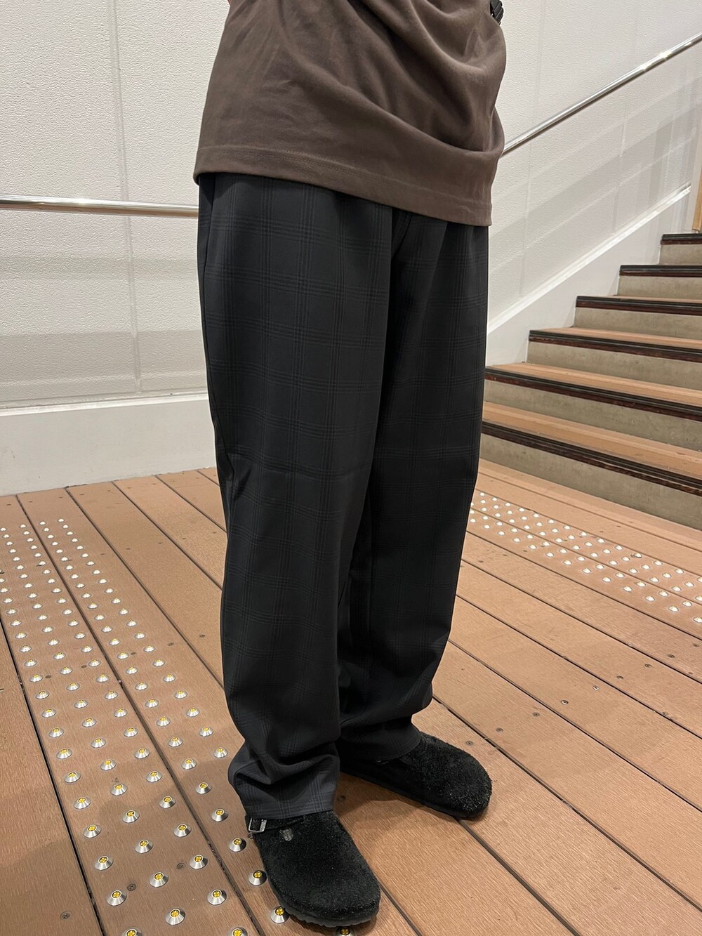 ブラック系のスラックス、グレー系のシャツ/ブラウス、グレー系のTシャツ/カットソーを着用したメンズの夏コーディネートの5枚目の写真