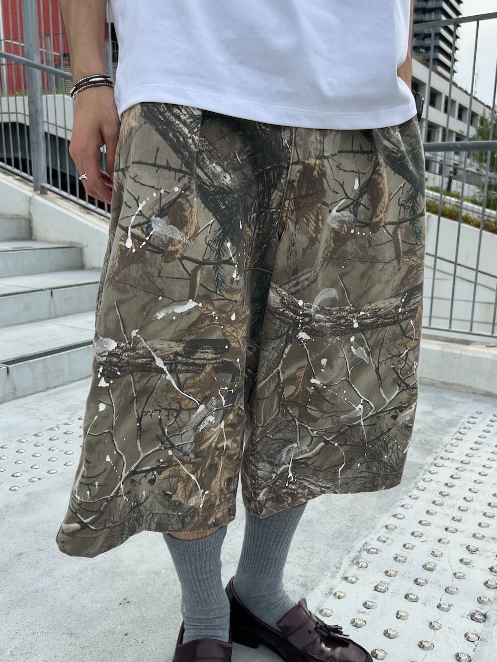グリーン系のその他パンツ、ブラック系のシャツ/ブラウス、ホワイト系のTシャツ/カットソーを着用したメンズの夏コーディネートの6枚目の写真