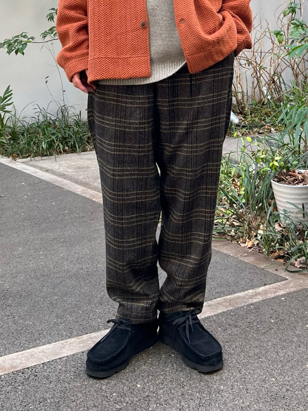 イエロー系のシャツ/ブラウス、グレー系のニット/セーター、ブラック系のスラックスを着用したメンズの冬コーディネートの3枚目の写真