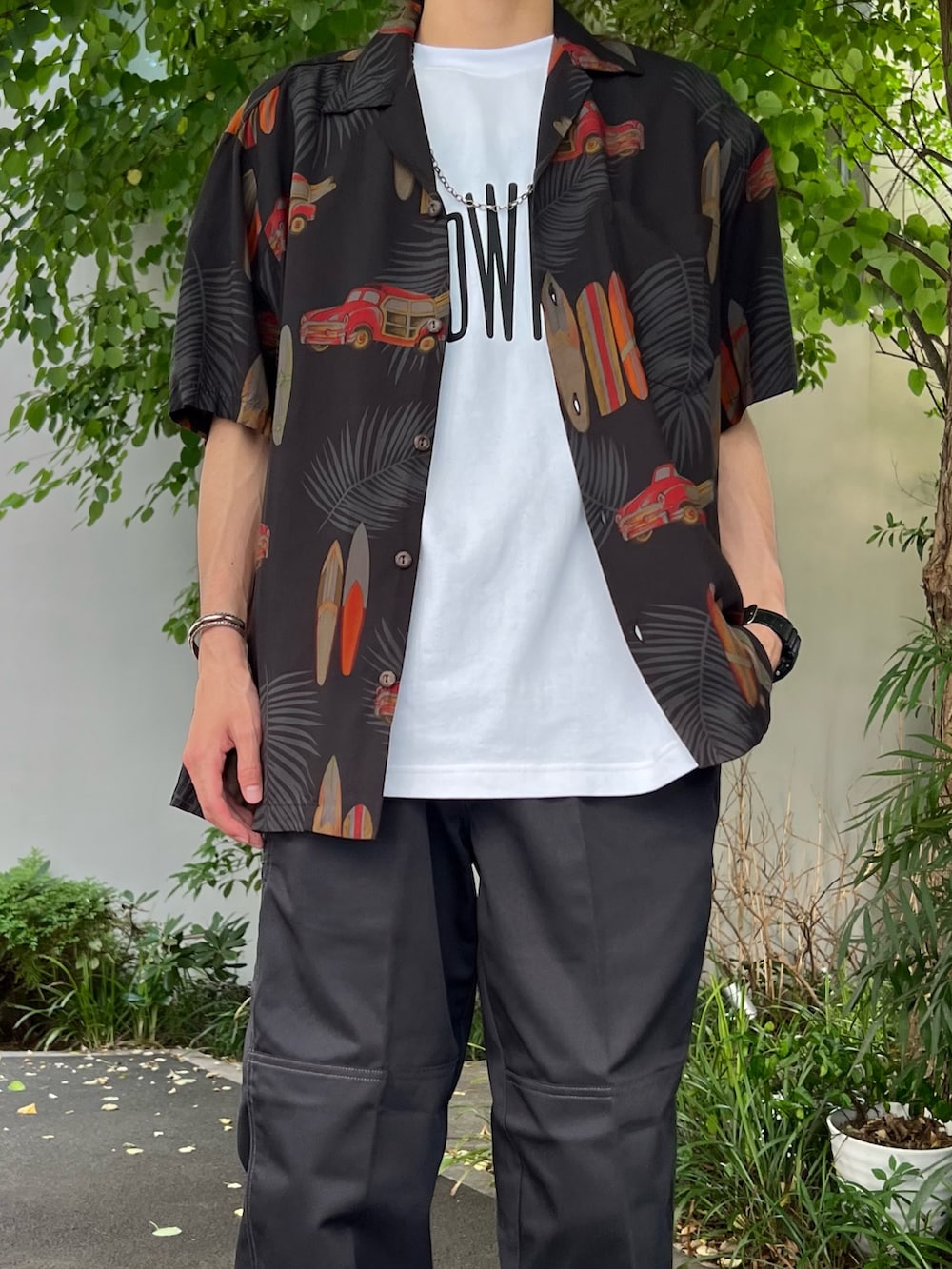 ブラック系のシャツ/ブラウス、ホワイト系のTシャツ/カットソー、ブラック系のその他パンツを着用したメンズの夏コーディネートの3枚目の写真