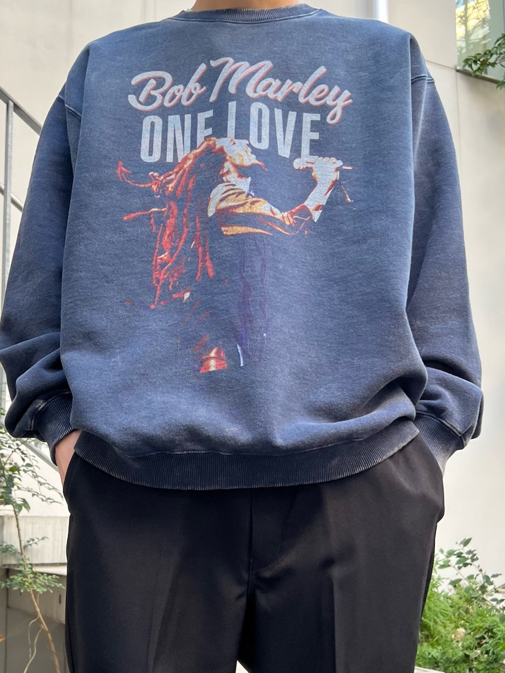 ブルー系のTシャツ/カットソー、ブラック系のスラックス、その他のその他を着用したメンズの冬コーディネートの2枚目の写真