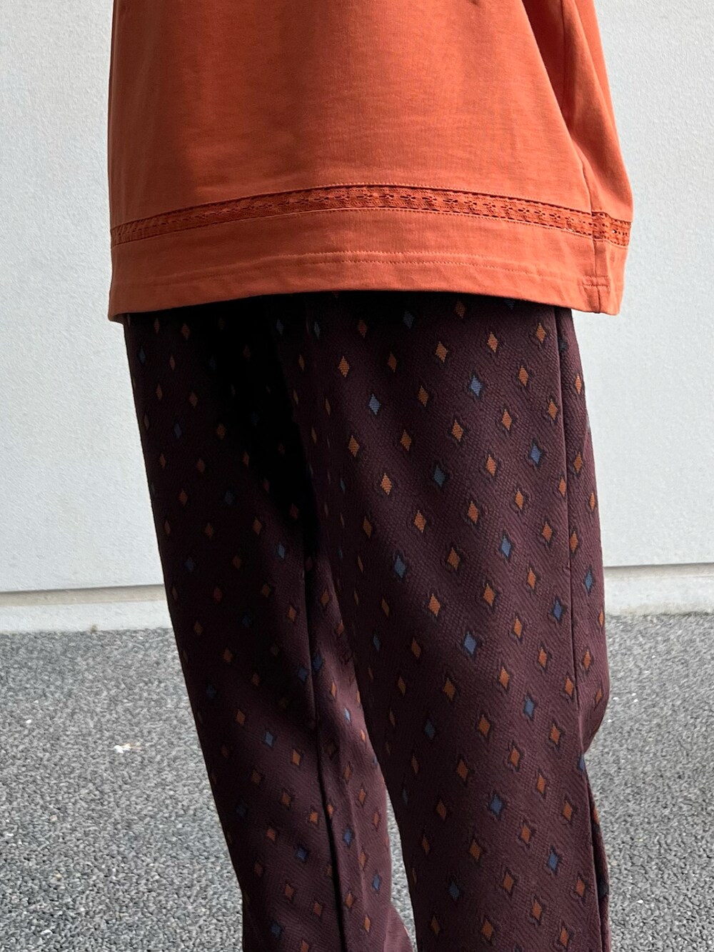 その他のTシャツ/カットソー、レッド系のその他パンツ、ベージュ系のその他シューズを着用したメンズの夏コーディネートの3枚目の写真