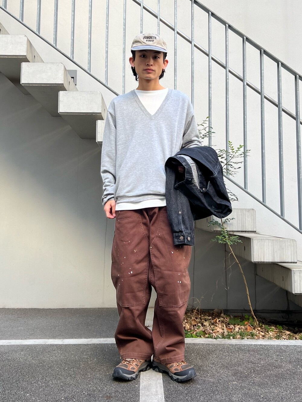 グレー系のスウェット、ブラック系のデニムジャケット、ホワイト系のTシャツ/カットソーを着用したメンズの冬コーディネートの2枚目の写真