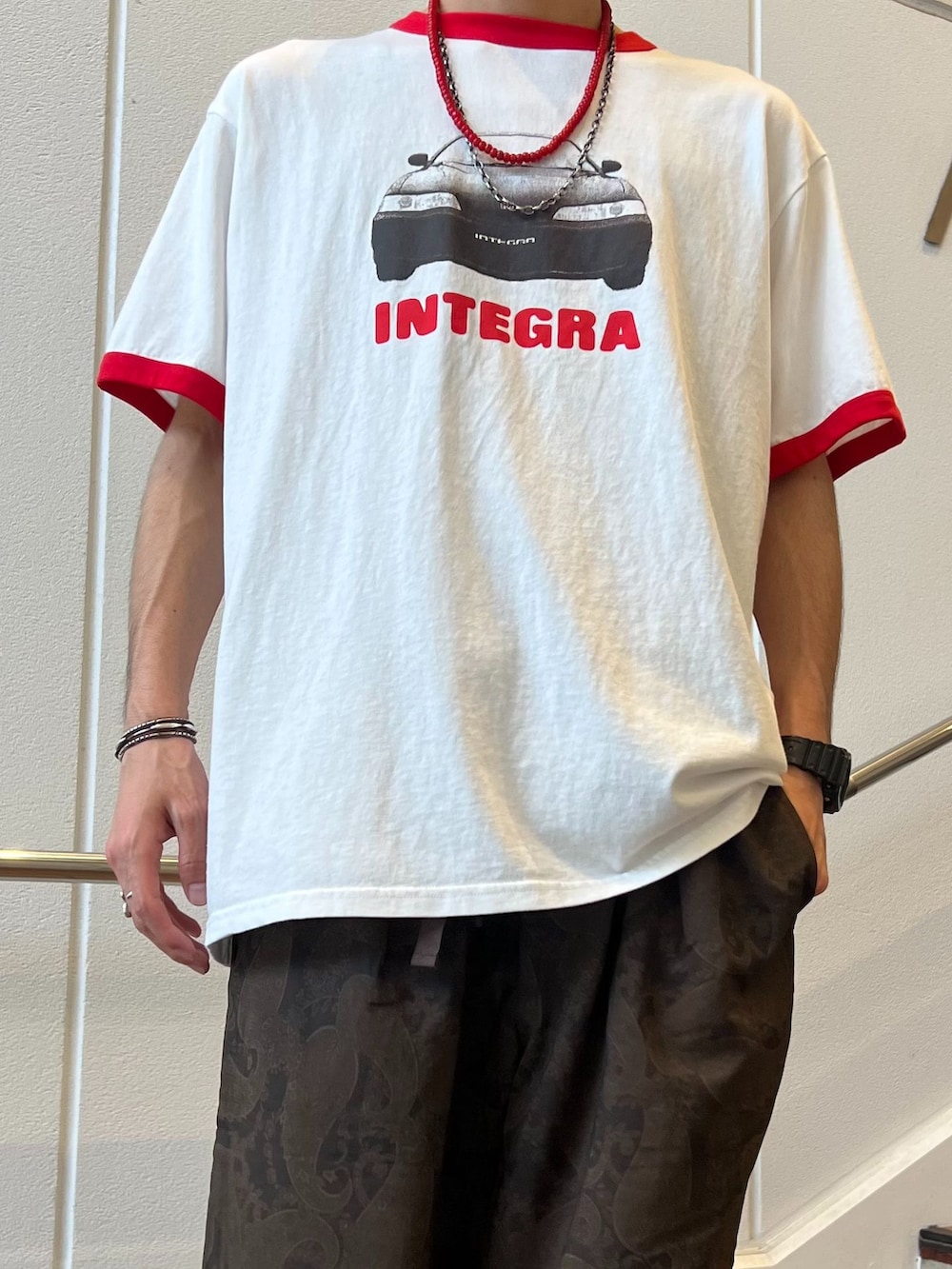 ブラウン系のスラックス、グリーン系のシャツ/ブラウス、ホワイト系のTシャツ/カットソーを着用したメンズの夏コーディネートの4枚目の写真