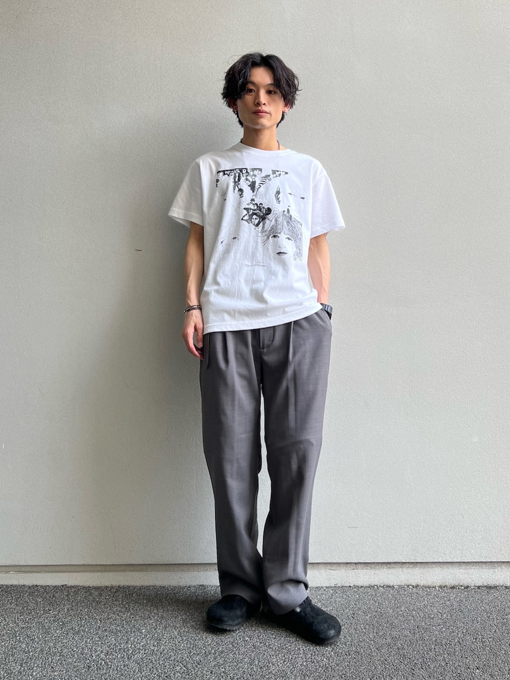 ホワイト系のTシャツ/カットソー、グレー系のシャツ/ブラウス、グレー系のスラックスを着用したメンズの春コーディネートの2枚目の写真