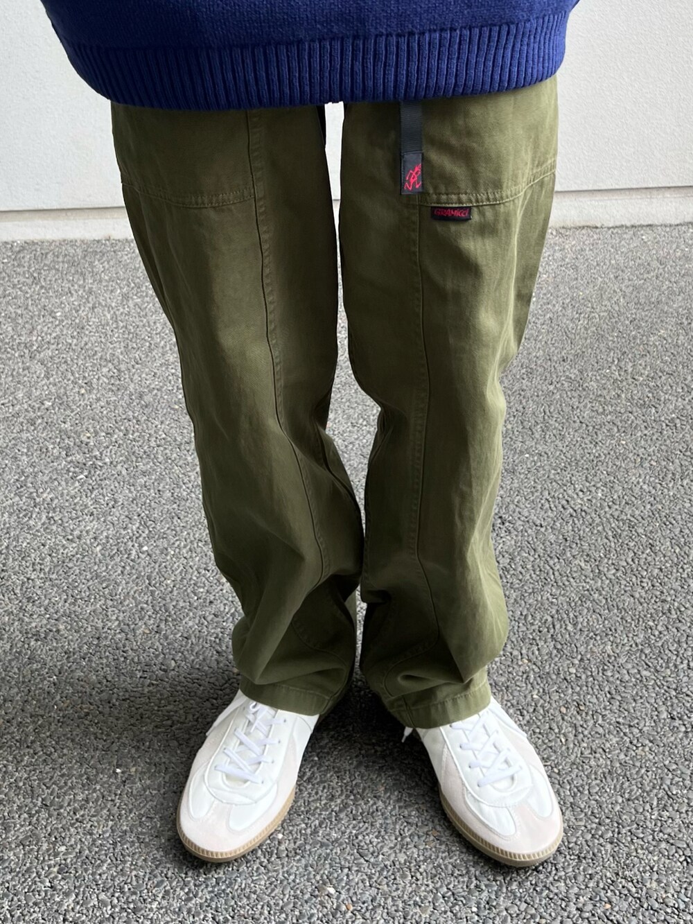 ホワイト系のスニーカー、ブルー系のニット/セーター、グリーン系のその他パンツを着用したメンズの秋コーディネートの4枚目の写真