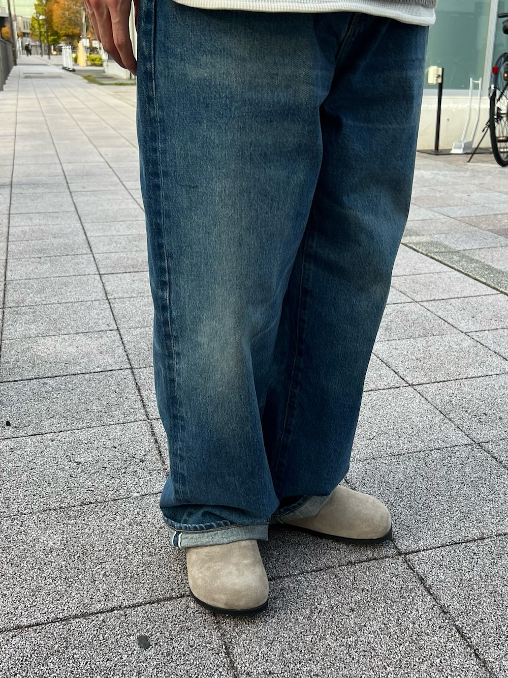 グレー系のニット/セーター、ホワイト系のTシャツ/カットソー、ブラック系のテーラードジャケットを着用したメンズの秋コーディネートの5枚目の写真