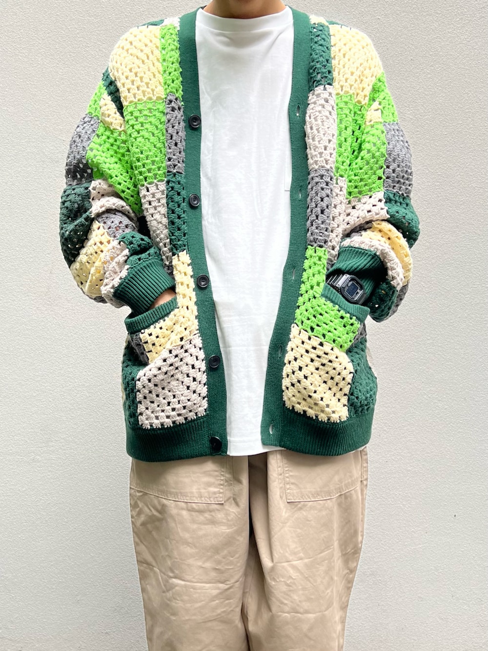 グリーン系のカーディガン/ボレロ、ホワイト系のTシャツ/カットソー、ベージュ系のその他パンツを着用したメンズの夏コーディネートの2枚目の写真