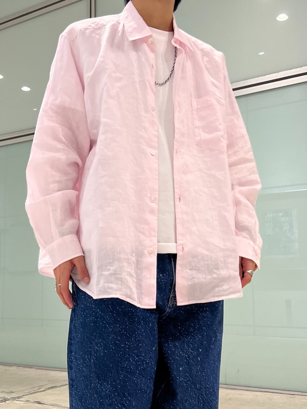 ブルー系のデニムパンツ、レッド系のシャツ/ブラウス、ホワイト系のTシャツ/カットソーを着用したメンズの夏コーディネートの3枚目の写真