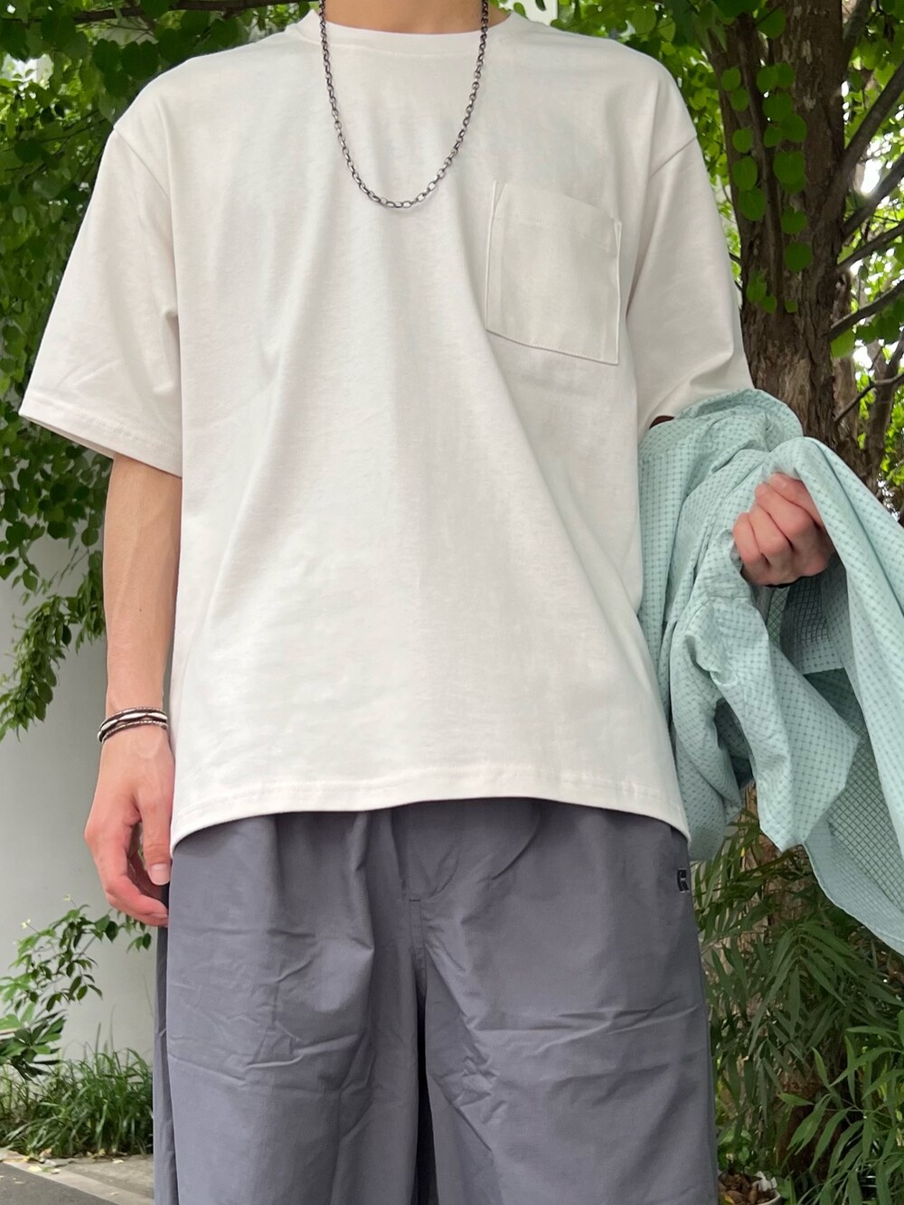 グリーン系のシャツ/ブラウス、グレー系のTシャツ/カットソー、ベージュ系のサンダルを着用したメンズの夏コーディネートの4枚目の写真