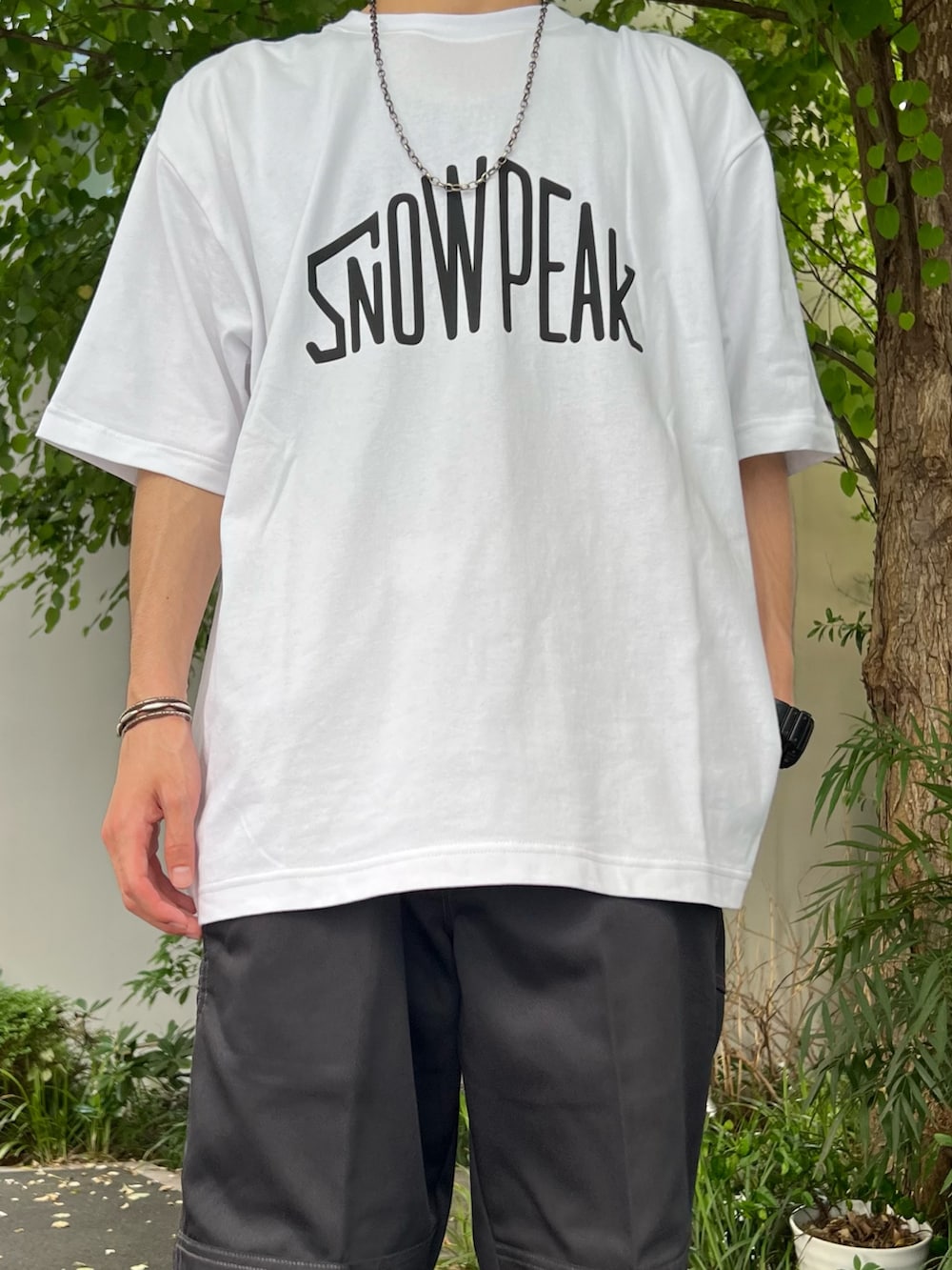 ブラック系のシャツ/ブラウス、ホワイト系のTシャツ/カットソー、ブラック系のその他パンツを着用したメンズの夏コーディネートの4枚目の写真