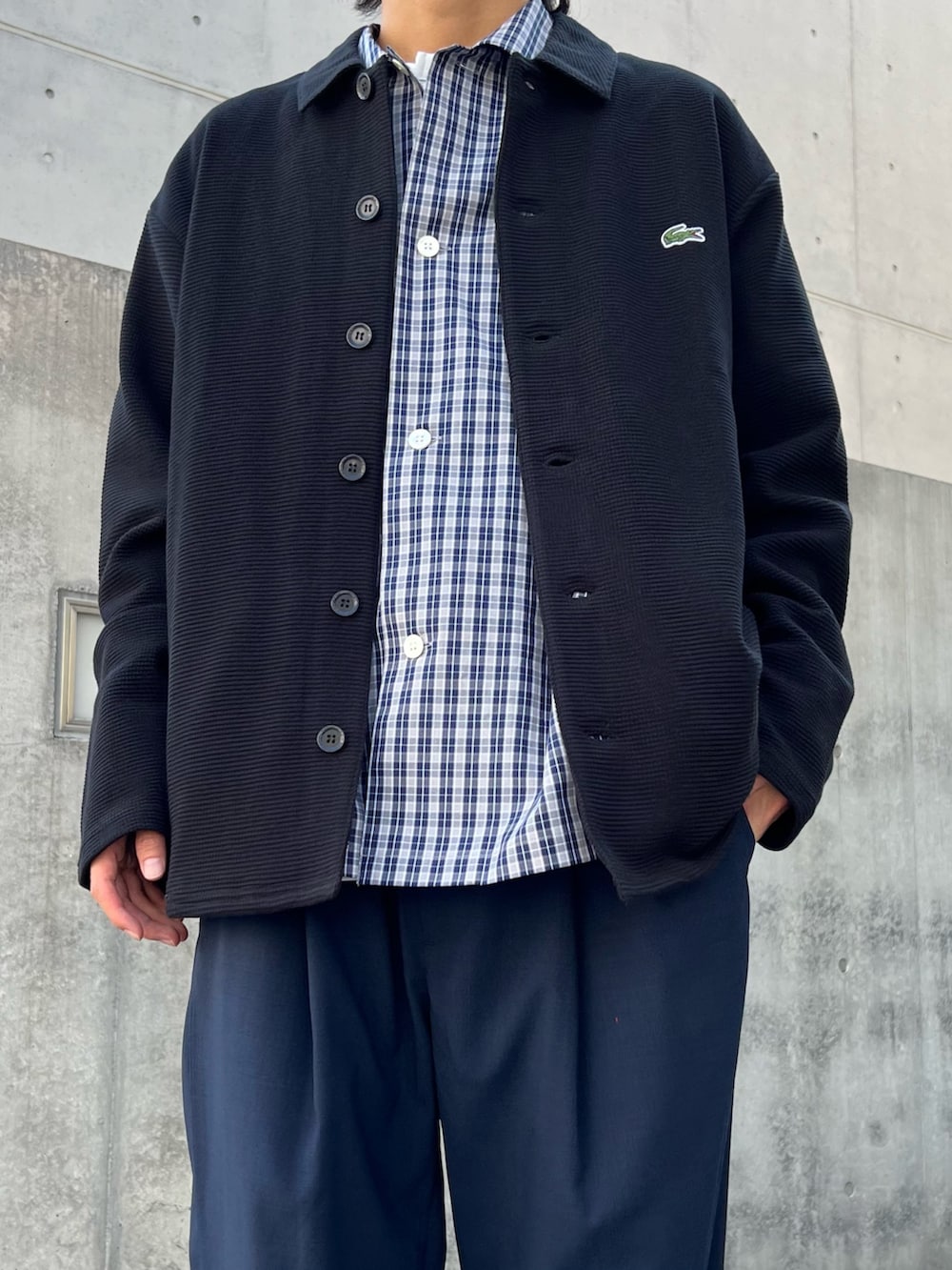 ブラック系のカーディガン/ボレロ、ブルー系のシャツ/ブラウス、グレー系のTシャツ/カットソーを着用したメンズの秋コーディネートの4枚目の写真