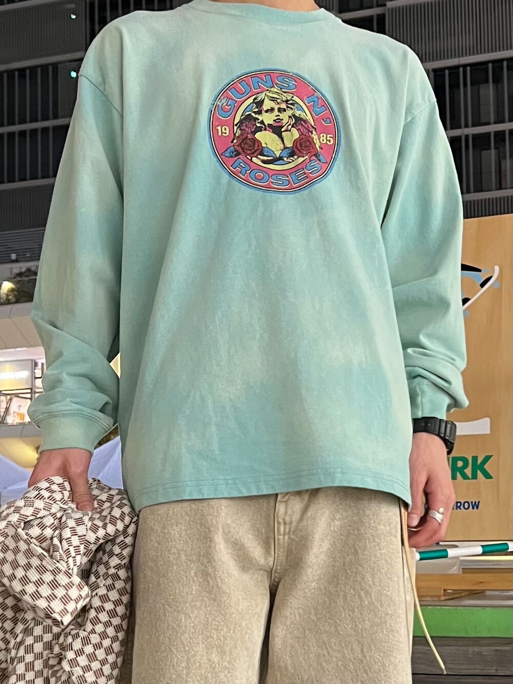 ベージュ系のデニムパンツ、ブルー系のシャツ/ブラウス、グリーン系のTシャツ/カットソーを着用したメンズの春コーディネートの4枚目の写真