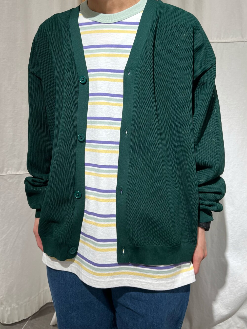 グリーン系のカーディガン/ボレロ、ホワイト系のTシャツ/カットソー、ホワイト系のスリッポンを着用したメンズの春コーディネートの2枚目の写真