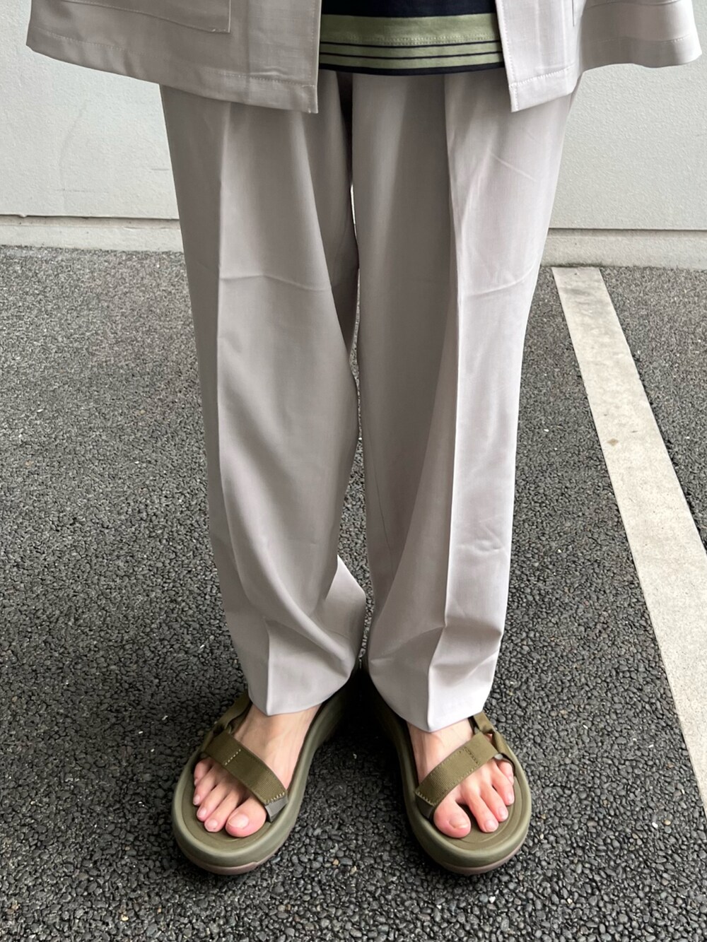 ホワイト系のシャツ/ブラウス、グリーン系のTシャツ/カットソー、ホワイト系のスラックスを着用したメンズの夏コーディネートの3枚目の写真