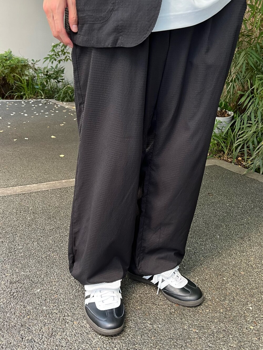 ブラック系のノーカラージャケット、ホワイト系のTシャツ/カットソー、ブラック系のスニーカーを着用したメンズの夏コーディネートの4枚目の写真