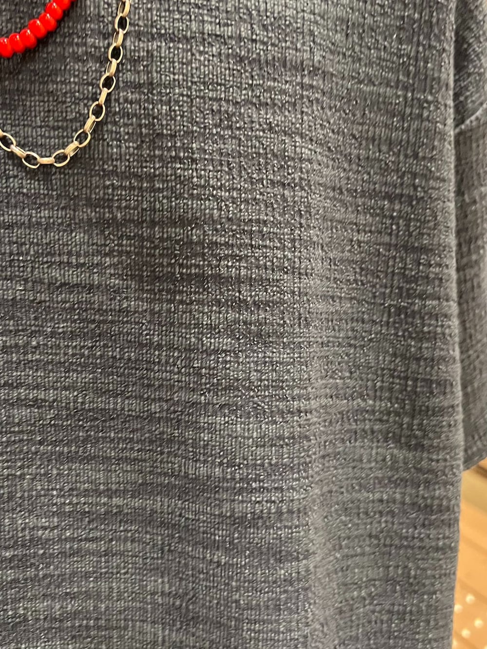 ブラック系のその他パンツ、ブルー系のTシャツ/カットソー、グレー系のサンダルを着用したメンズの夏コーディネートの3枚目の写真