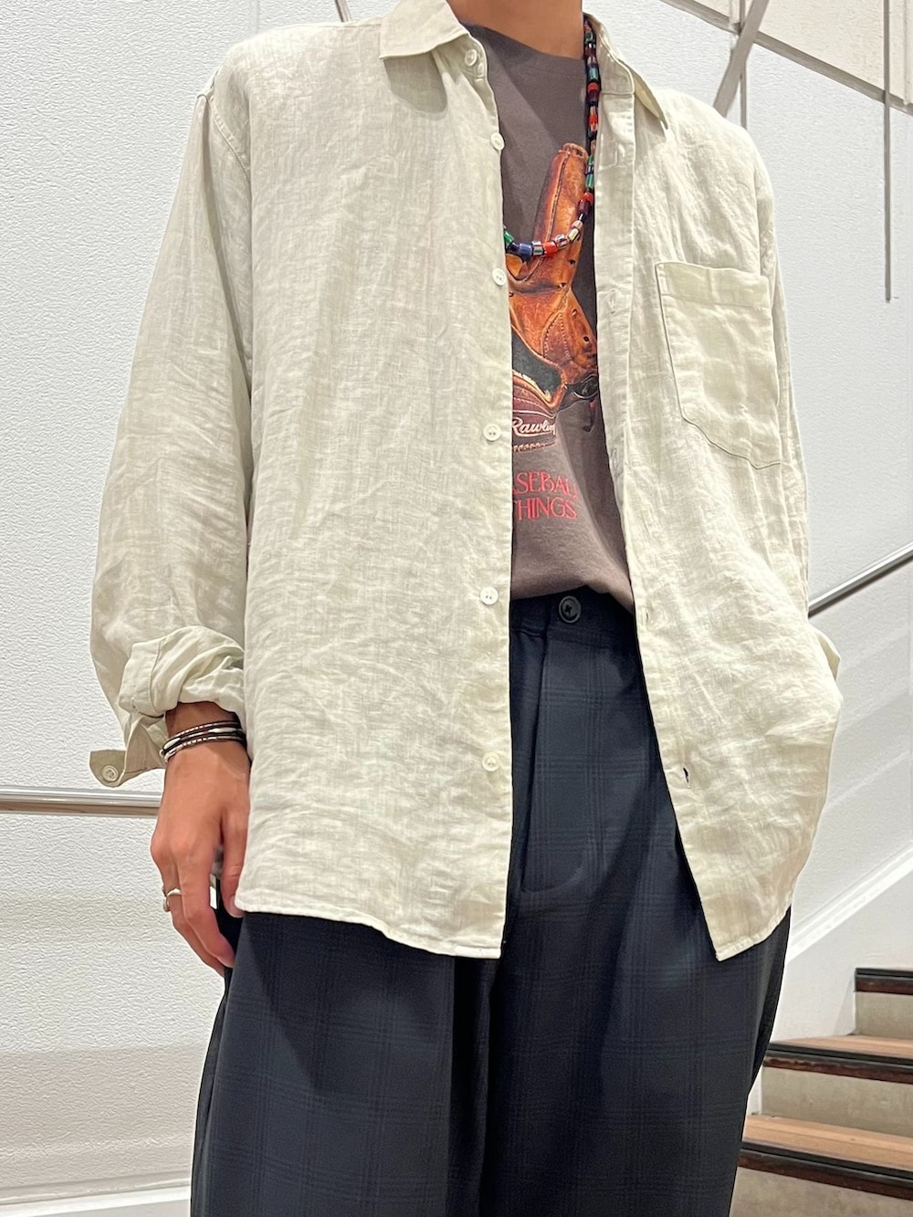 ブラック系のスラックス、グレー系のシャツ/ブラウス、グレー系のTシャツ/カットソーを着用したメンズの夏コーディネートの3枚目の写真