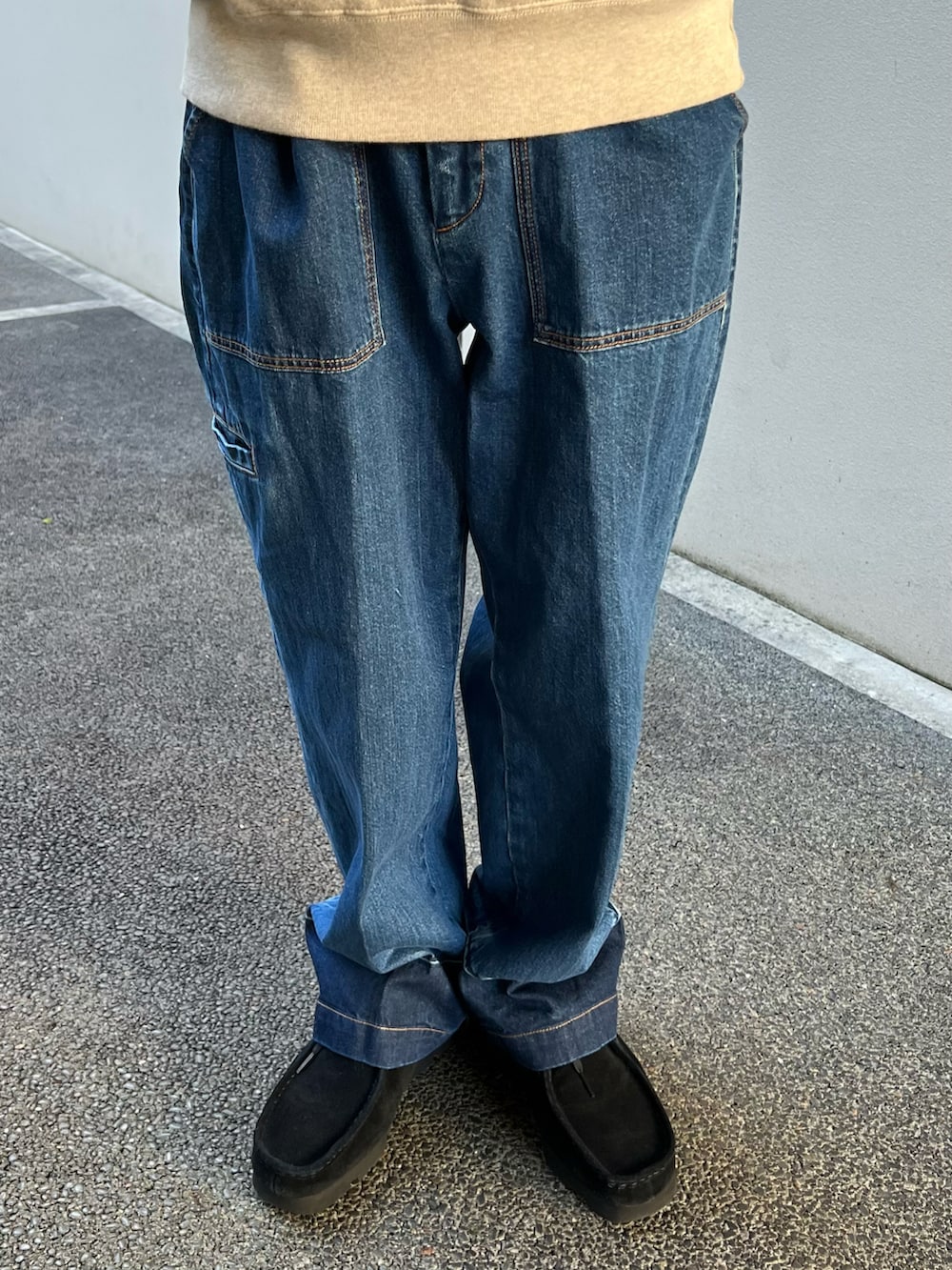 ベージュ系のスウェット、ブルー系のデニムパンツ、ブラック系のモカシン/デッキシューズを着用したメンズの冬コーディネートの3枚目の写真