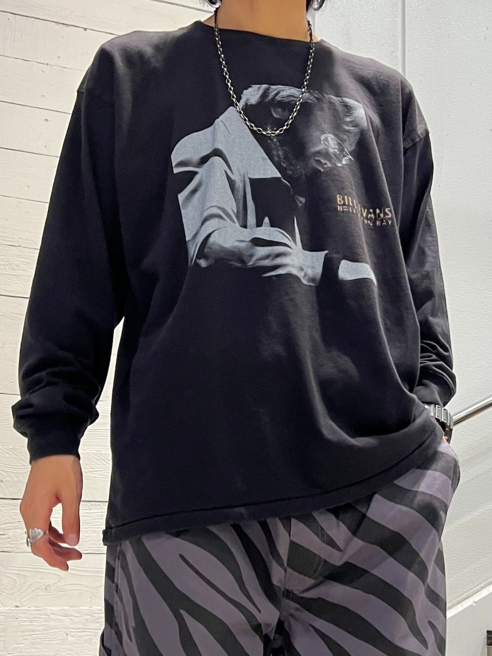ブラック系のライダースジャケット、グレー系のその他パンツ、ブラック系のTシャツ/カットソーを着用したメンズの秋コーディネートの4枚目の写真