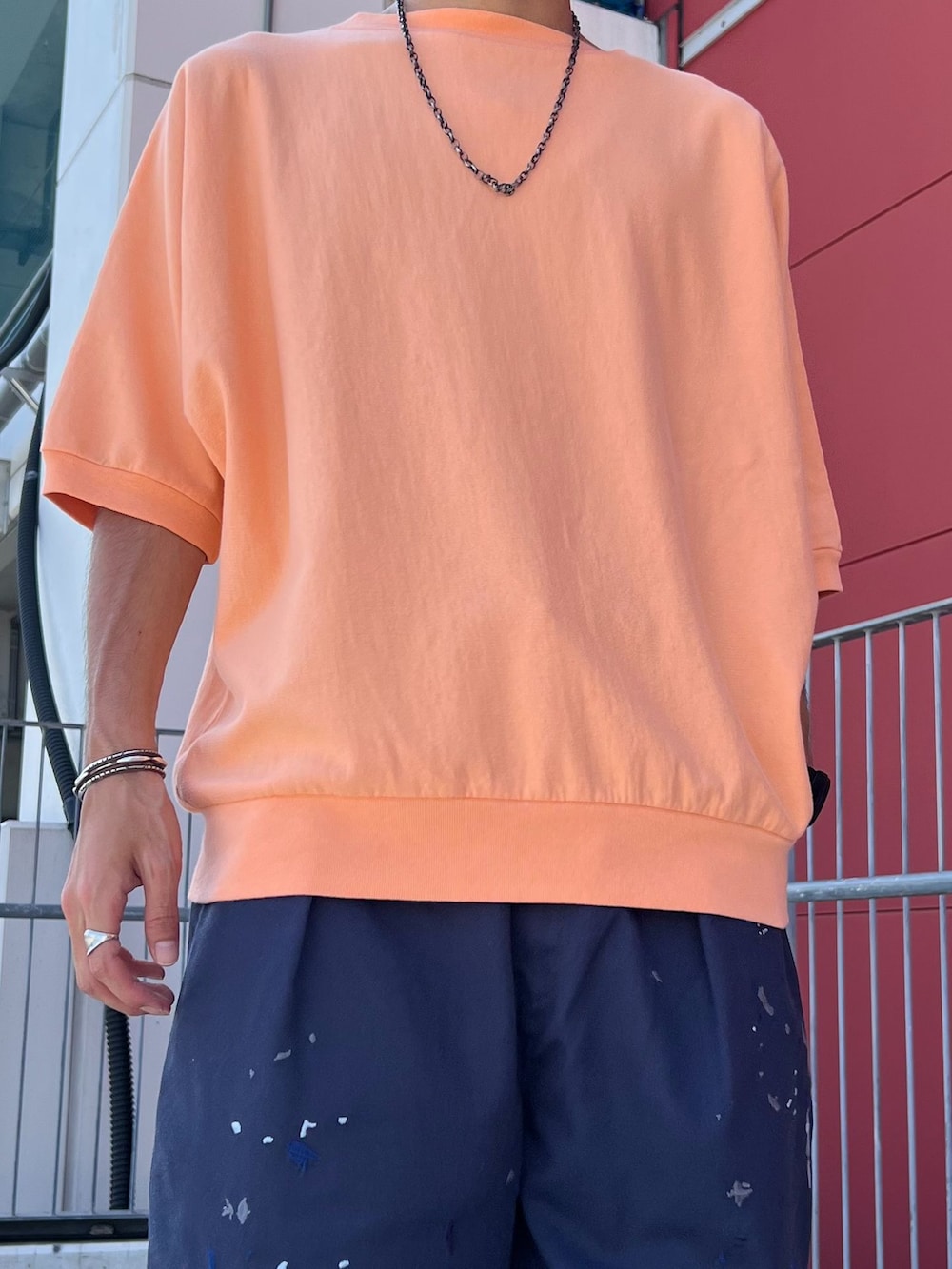 ブルー系のチノパンツ、グリーン系のシャツ/ブラウス、その他のTシャツ/カットソーを着用したメンズの夏コーディネートの4枚目の写真