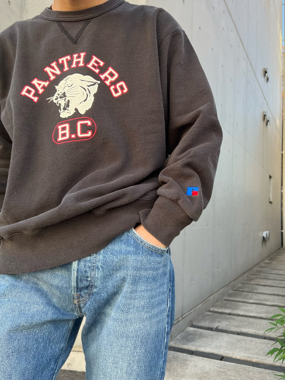 ブルー系のデニムパンツ、ブラック系のモカシン/デッキシューズ、ブラック系のスウェットを着用したメンズの冬コーディネートの2枚目の写真