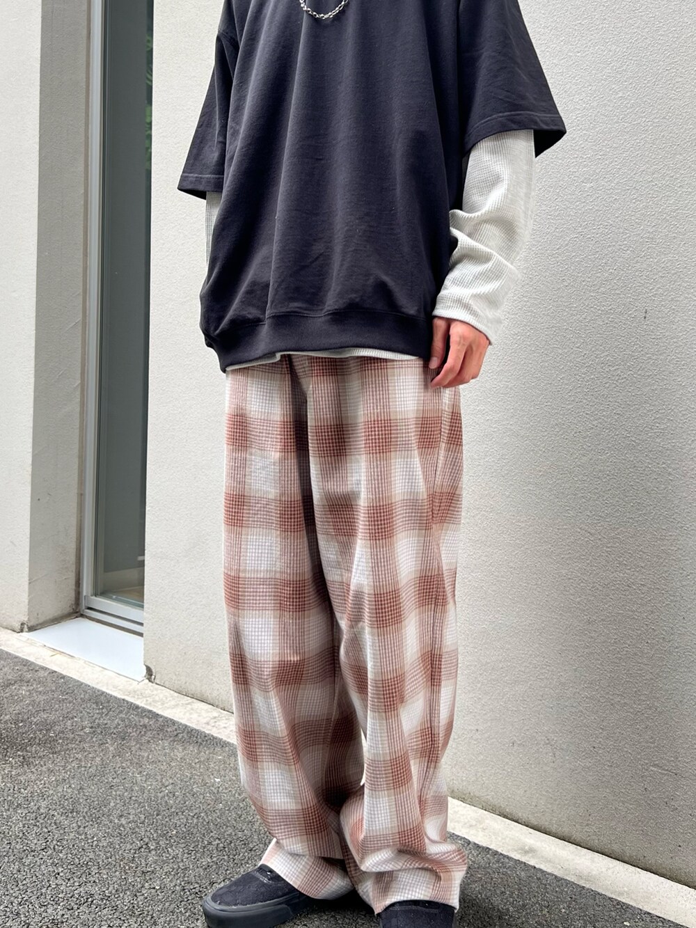 ブラック系のTシャツ/カットソー、ブラウン系のその他パンツ、ホワイト系のハットを着用したメンズの夏コーディネートの4枚目の写真