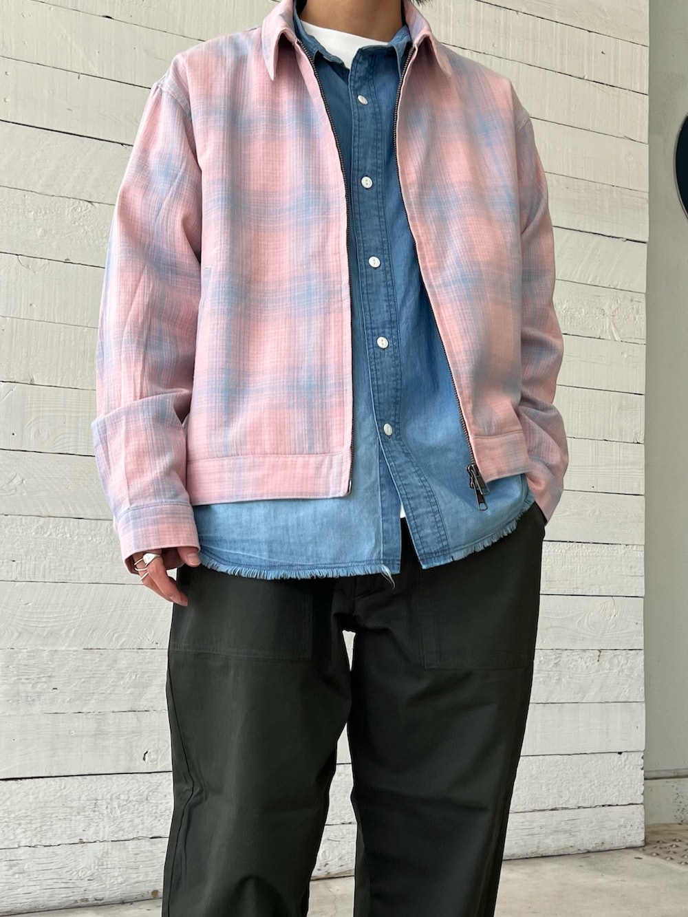 ブルー系のシャツ/ブラウス、ピンク系のその他アウター、グリーン系のその他パンツを着用したメンズの春コーディネートの3枚目の写真