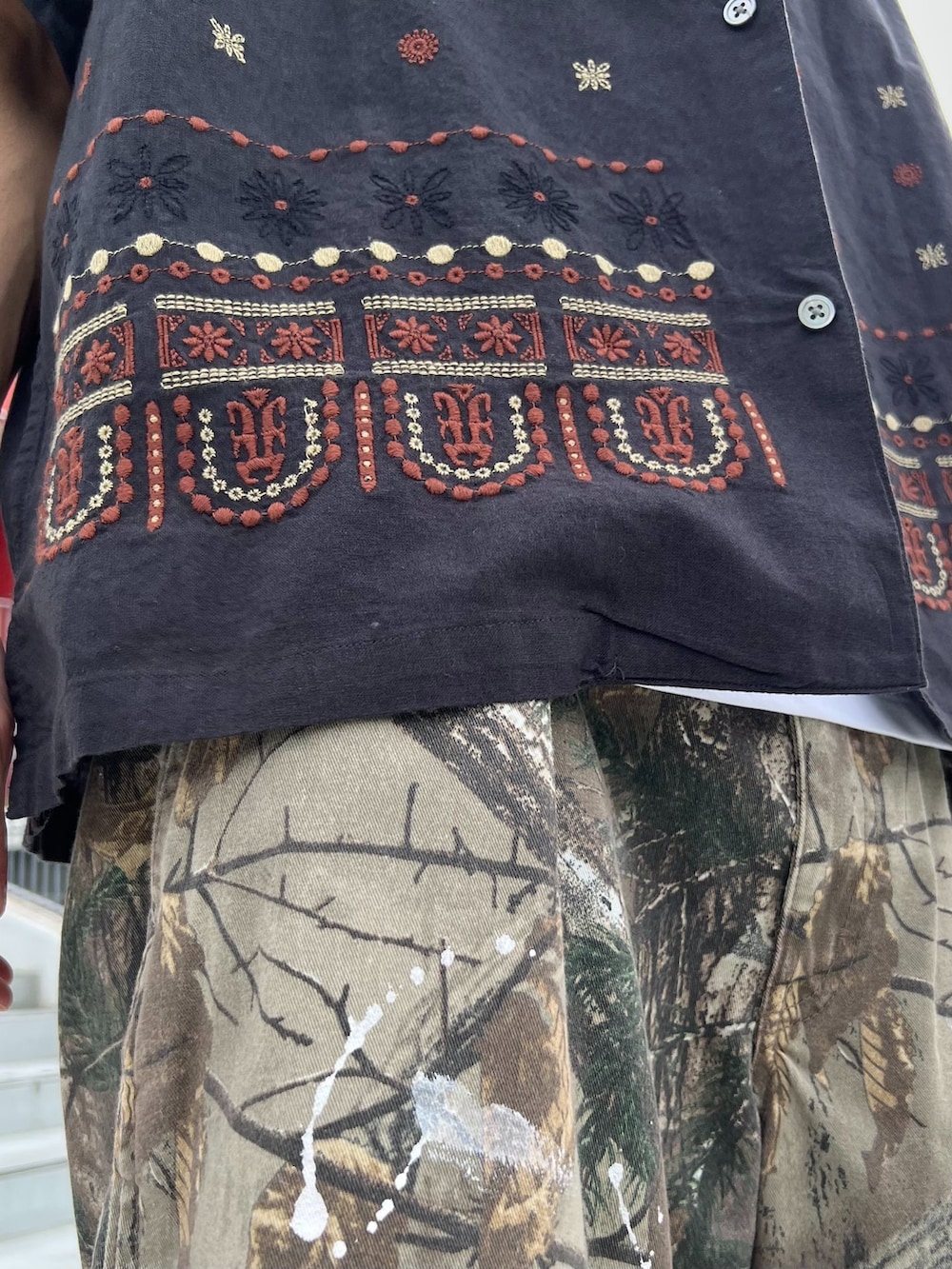 グリーン系のその他パンツ、ブラック系のシャツ/ブラウス、ホワイト系のTシャツ/カットソーを着用したメンズの夏コーディネートの5枚目の写真