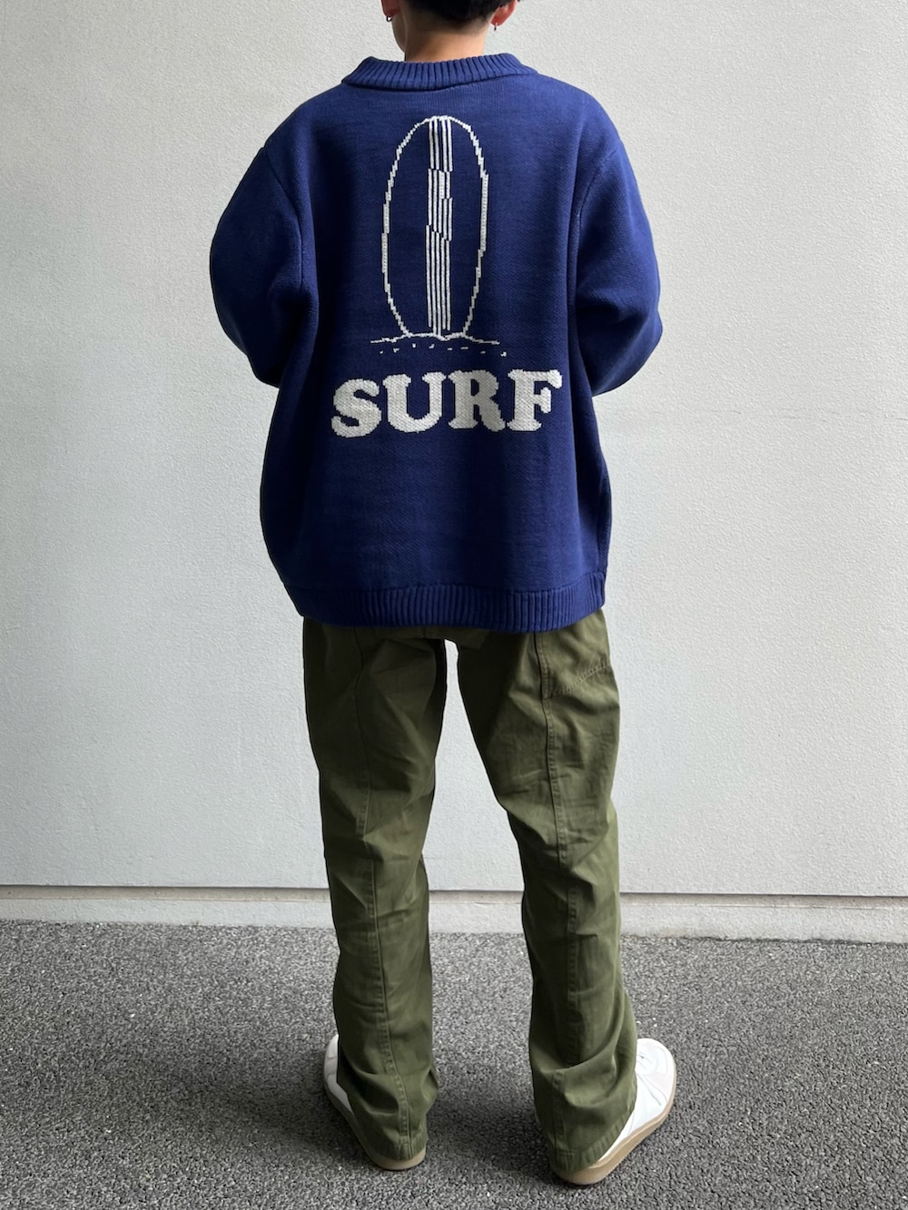 ホワイト系のスニーカー、ブルー系のニット/セーター、グリーン系のその他パンツを着用したメンズの秋コーディネートの3枚目の写真