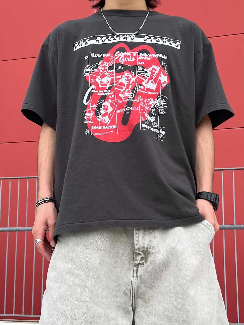 ブラウン系のその他パンツ、ブラウン系のシャツ/ブラウス、グレー系のTシャツ/カットソーを着用したメンズの春コーディネートの4枚目の写真