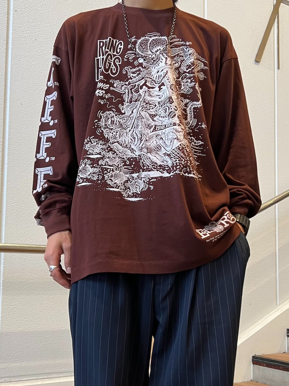 ブルー系のスラックス、ブラック系のシャツ/ブラウス、ブラウン系のTシャツ/カットソーを着用したメンズの秋コーディネートの4枚目の写真
