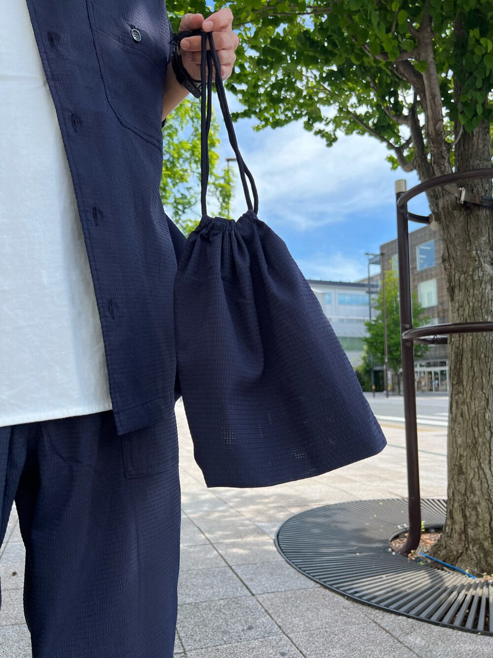 ブルー系のシャツ/ブラウス、ホワイト系のTシャツ/カットソー、ブルー系のその他パンツを着用したメンズの夏コーディネートの3枚目の写真