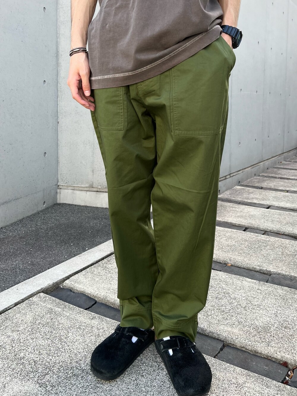 ブラック系のその他アウター、ブラウン系のTシャツ/カットソー、ブラック系のサンダルを着用したメンズの夏コーディネートの5枚目の写真