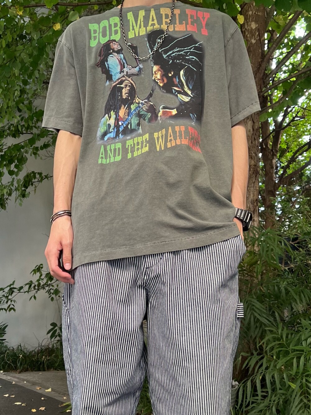 ブラック系のTシャツ/カットソー、ブルー系のデニムパンツ、ブラック系のサンダルを着用したメンズの夏コーディネートの2枚目の写真