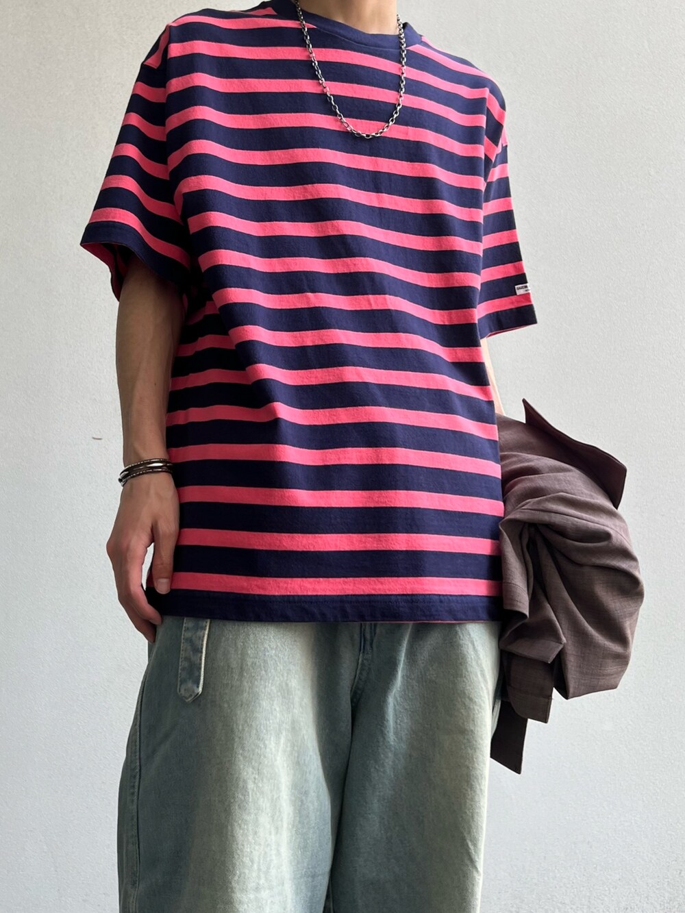 ブラウン系のその他アウター、ブルー系のTシャツ/カットソー、ブルー系のデニムパンツを着用したメンズの夏コーディネートの4枚目の写真