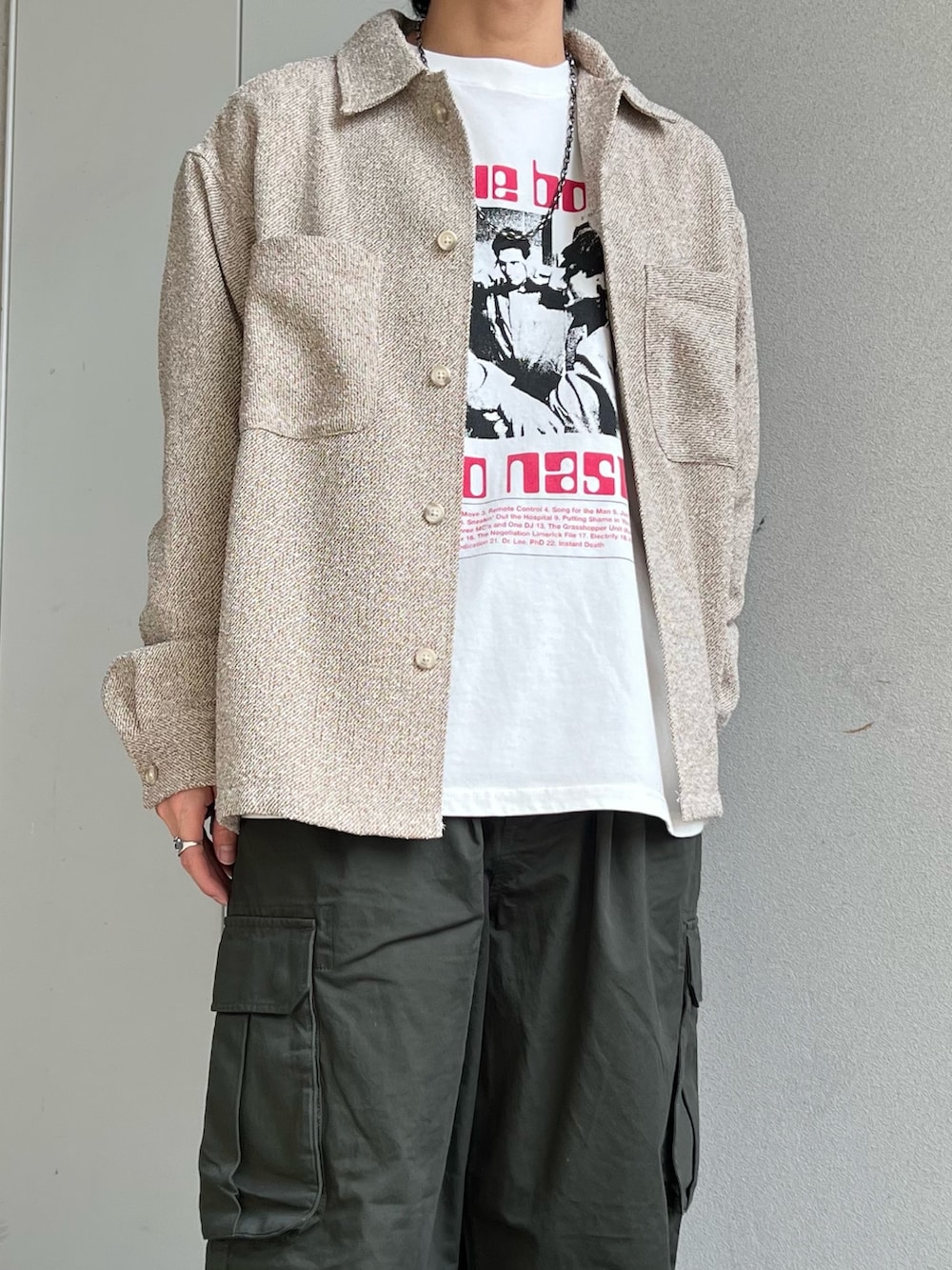 ベージュ系のシャツ/ブラウス、ホワイト系のTシャツ/カットソー、グリーン系のカーゴパンツを着用したメンズの春コーディネートの3枚目の写真