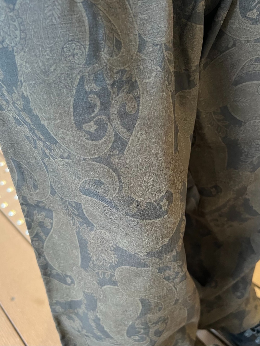 ブラウン系のスラックス、グリーン系のシャツ/ブラウス、ホワイト系のTシャツ/カットソーを着用したメンズの夏コーディネートの7枚目の写真