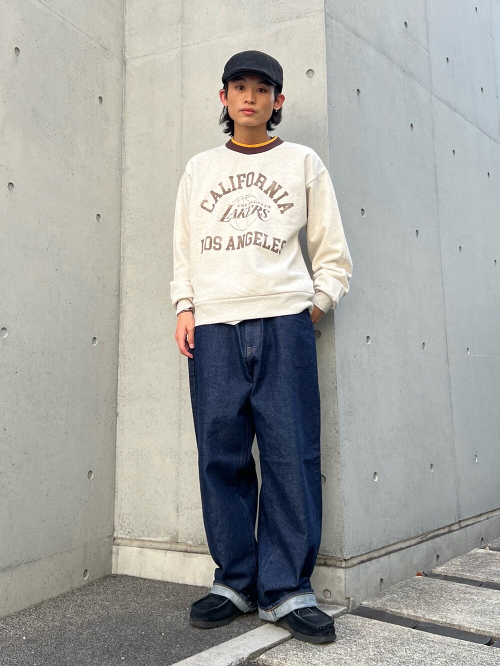 ホワイト系のスウェット、ブルー系のデニムパンツ、グリーン系のその他アウターを着用したメンズの秋コーディネートの3枚目の写真