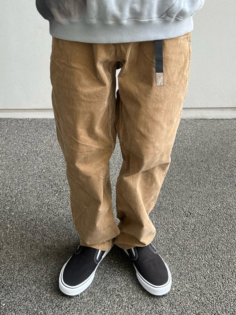 ブラック系のスウェット、ベージュ系のその他パンツ、ブラック系のスリッポンを着用したメンズの秋コーディネートの3枚目の写真
