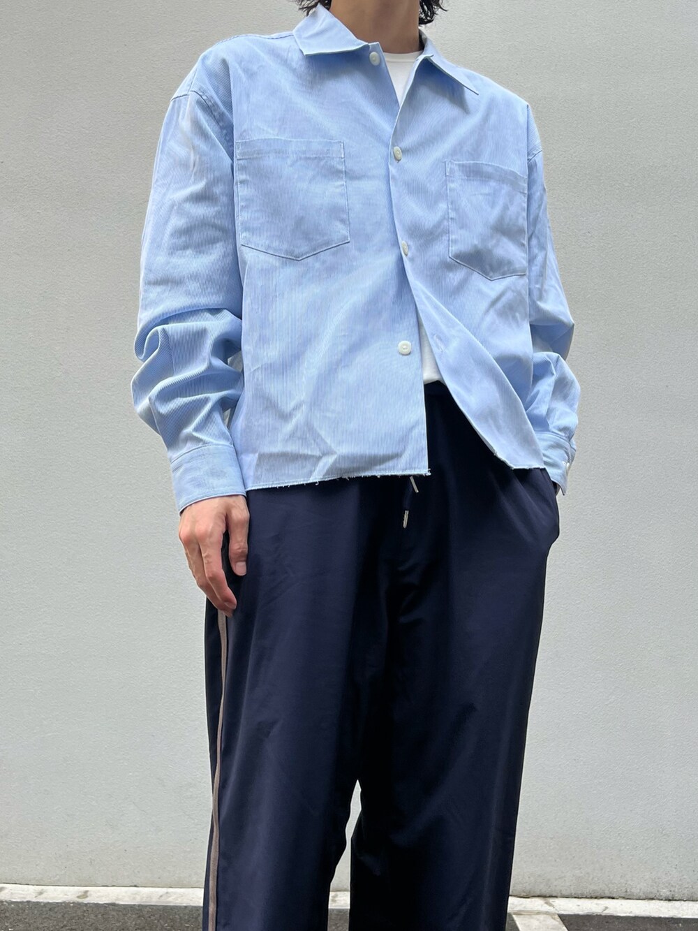 ブルー系のシャツ/ブラウス、ブルー系のその他パンツ、ブラック系のサンダルを着用したメンズの春コーディネートの2枚目の写真